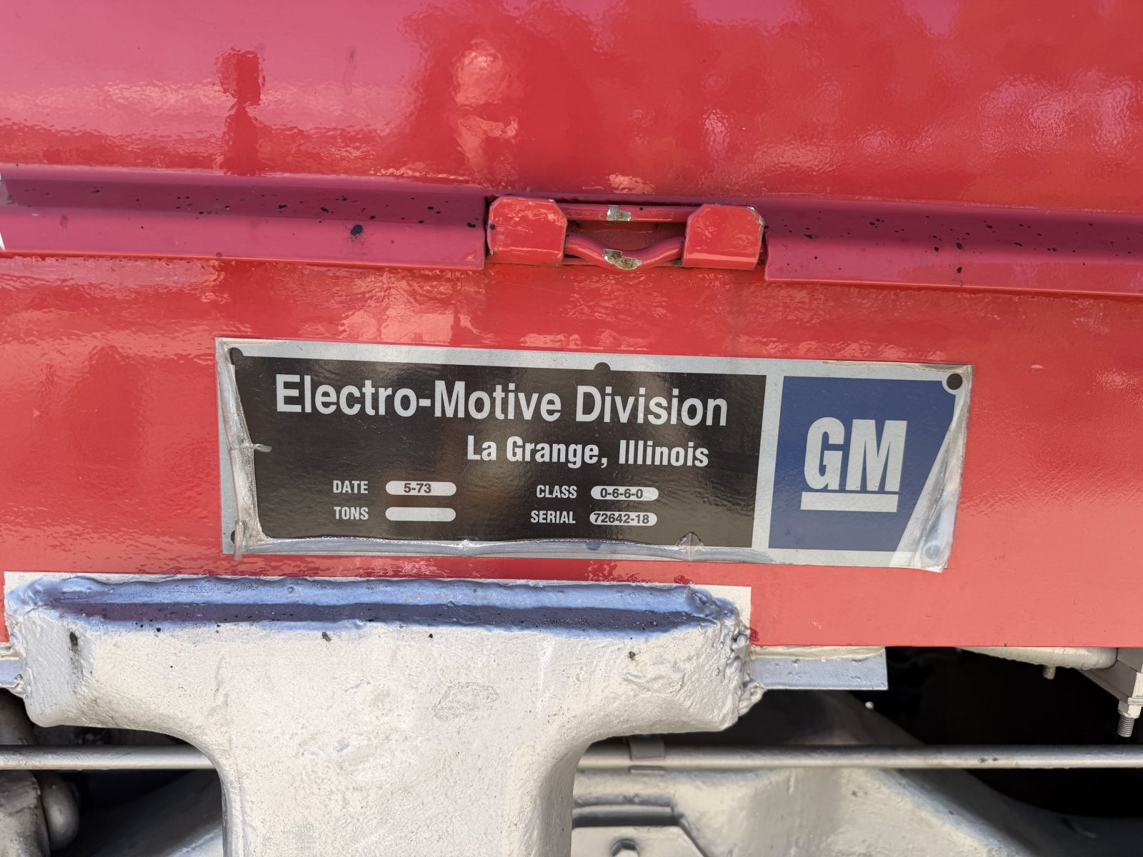 EMD builder’s plate on No. 5704: date 5-73, class 0-6-6-0, serial 72642-18