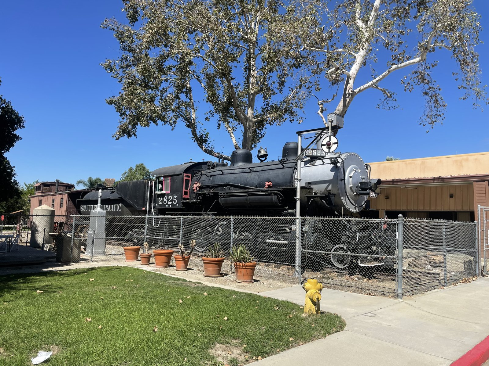 Southern Pacific No. 2825, wide view of the display