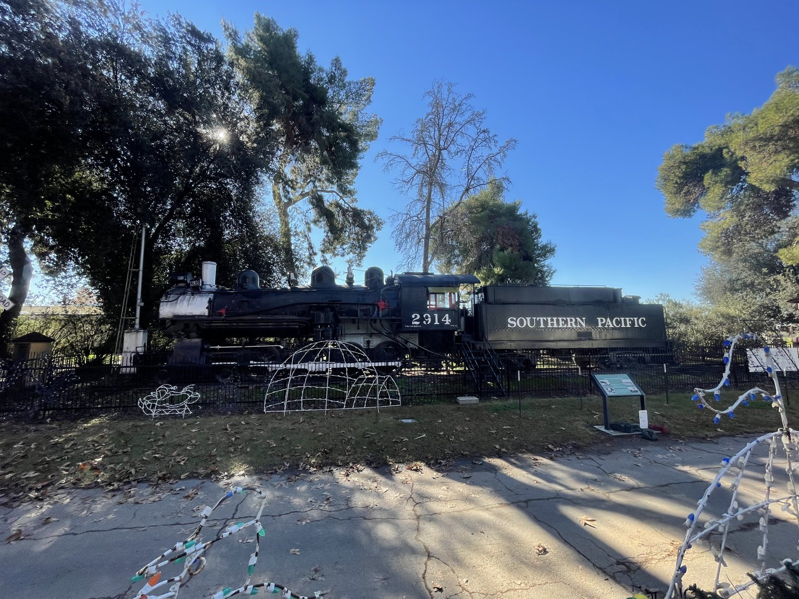 Southern Pacific No. 2914 and its tender, side view